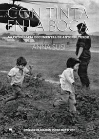 ANTONIO TUROK. CON TINTA EN LA BOCA. FOTOGRAF�A DOCUMENTAL DE ANTONIO TUROK